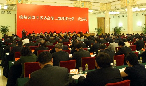 海峽兩岸關(guān)系協(xié)會第二屆理事會第一次會議在北京召開 6月3日,海峽兩岸關(guān)系協(xié)會第二屆理事會第一次會議在北京召開。會議總結(jié)了海協(xié)會近年工作、進(jìn)行了理事?lián)Q屆、產(chǎn)生了新的領(lǐng)導(dǎo)機(jī)構(gòu)、規(guī)劃了未來任務(wù)。 新華社記者 劉衛(wèi)兵 攝