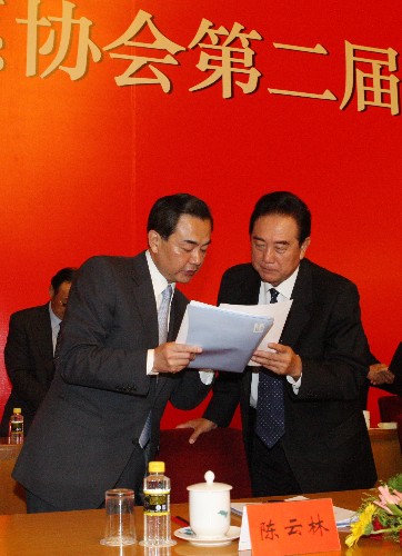6月3日,海峽兩岸關(guān)系協(xié)會第二屆理事會第一次會議在北京召開。會議總結(jié)了海協(xié)會近年工作、進(jìn)行了理事?lián)Q屆、產(chǎn)生了新的領(lǐng)導(dǎo)機(jī)構(gòu)、規(guī)劃了未來任務(wù)。這是會議間隙,中共中央臺灣工作辦公室、國務(wù)院臺灣事務(wù)辦公室主任王毅和新當(dāng)選的海協(xié)會會長陳云林在交談。 新華社記者 劉衛(wèi)兵 攝