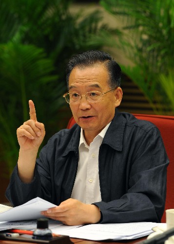 溫家寶主持召開國務(wù)院抗震救災(zāi)總指揮部第16次會議 6月3日,中共中央政治局常委、國務(wù)院總理、國務(wù)院抗震救災(zāi)總指揮部總指揮溫家寶在北京主持召開總指揮部第16次會議,部署災(zāi)區(qū)恢復(fù)生產(chǎn)工作,討論《國家汶川地震災(zāi)后重建規(guī)劃工作方案》。 新華社記者 饒愛民 攝