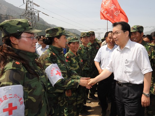 李長春在四川地震災區(qū)慰問考察 新華社照片,成都,2008年6月3日 李長春在四川地震災區(qū)慰問考察 6月1日至3日,中共中央政治局常委李長春先后到四川綿陽、德陽和成都,實地察看受災情況,慰問干部群眾和救援人員,指導抗震救災工作。這是6月3日,李長春在四川汶川縣映秀鎮(zhèn)看望慰問來自北京軍區(qū)的醫(yī)務工作者。 新華社記者李學仁攝