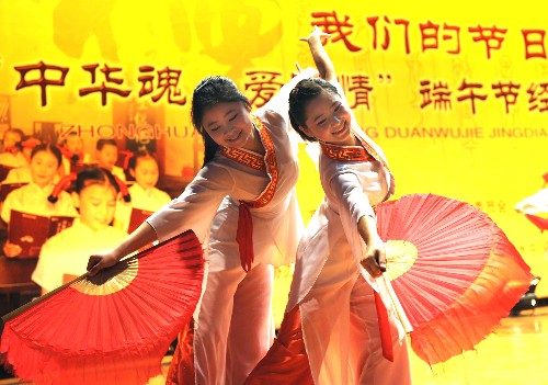 重慶舉辦端午節(jié)經(jīng)典詩文誦讀會 6月4日,來自重慶市女子職業(yè)高級中學(xué)的學(xué)生在表演舞蹈《床前明月光》。 當(dāng)日,重慶舉辦“我們的節(jié)日:中華魂·愛國情――端午節(jié)經(jīng)典詩文誦讀會”,來自重慶市多所中、小學(xué)校的孩子們現(xiàn)場表演了精彩的文藝節(jié)目。 新華社記者 周衡義 攝