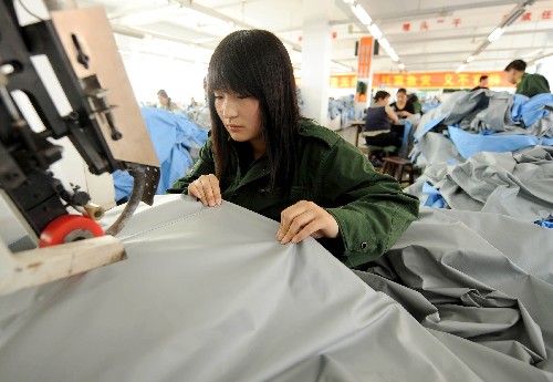 6月4日,工人在生產(chǎn)車(chē)間縫制帳篷。 內(nèi)蒙古際華五三零三服裝有限公司于5月26日接到民政部救災(zāi)帳篷的生產(chǎn)任務(wù)后,將服裝生產(chǎn)線臨時(shí)改為生產(chǎn)帳篷,晝夜加班,力爭(zhēng)以最快的速度將帳篷發(fā)往災(zāi)區(qū),盡全力保障災(zāi)區(qū)群眾安居需求。 新華社記者任軍川攝