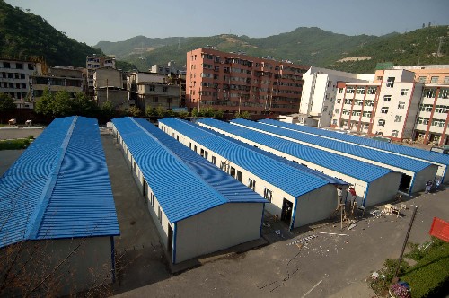 陜西災區(qū)有了高考“活動考場” 這是6月4日拍攝的位于略陽二中操場的高考考點。 經(jīng)有關方面人員連續(xù)幾天的奮戰(zhàn),陜西漢中市地震災區(qū)寧強縣、略陽縣已搭建完成了112間防震活動板房,兩縣3045名學生將在這些“活動考場”中如期參加高考。 新華社記者丁海濤攝