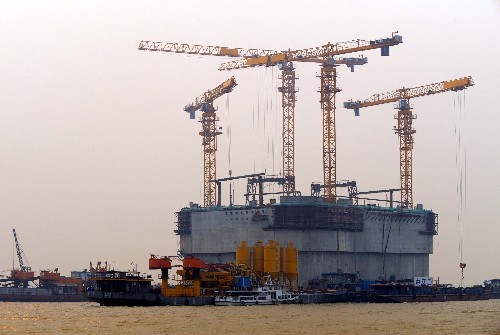 江蘇:交通基礎設施重點工程進展順利 6月4日,泰州長江公路大橋中塔基礎正在建設中。泰州長江公路大橋項目全長62公里,北接泰州市,南接鎮(zhèn)江市和常州市,其中泰州長江公路大橋長約7公里。 近期,江蘇省交通部門及工程單位在抽調(diào)大批人員、物資支援四川地震災區(qū)重建的同時,抓緊本省交通基礎設施重點工程建設,全省在建的高速公路、長江大型橋梁和隧道等10余項工程進展順利。 新華社記者孫參攝