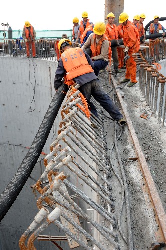6月4日,工人們在泰州長江公路大橋中塔基礎施工現(xiàn)場作業(yè)。泰州長江公路大橋項目全長62公里,北接泰州市,南接鎮(zhèn)江市和常州市,其中泰州長江公路大橋長約7公里。 近期,江蘇省交通部門及工程單位在抽調(diào)大批人員、物資支援四川地震災區(qū)重建的同時,抓緊本省交通基礎設施重點工程建設,全省在建的高速公路、長江大型橋梁和隧道等10余項工程進展順利。 新華社記者孫參攝