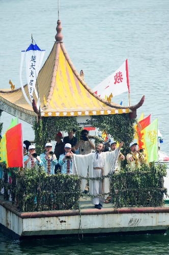 湖北省秭歸縣祭屈原活動中用艾葉等裝飾的祭船(6月6日攝)。當天,端午節(jié)系列活動在屈原故里湖北省秭歸縣拉開序幕。端午節(jié)期間,秭歸縣將開展祭祀屈原、傳統(tǒng)龍舟展演、端午詩會等系列活動。 新華社記者 杜華舉 攝