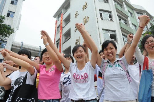 6月6日,柳州市第二中學的高考考生們?yōu)樽约杭佑凸膭拧?當日,廣西柳州市第二中學舉行高考總動員,600多名考生在老師的陪伴下,通過唱勵志歌曲、快樂游戲來放松身心,迎接高考。 新華社發(fā)(黃孝邦 攝)