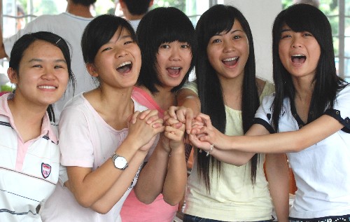6月6日,昭平縣中學高三年級的幾名女同學為自己加油鼓勁。 當日,廣西昭平縣中學對該校參加高考的1400多名考生進行考前心理輔導(dǎo)和心理調(diào)節(jié),幫助他們緩解考前緊張情緒。 新華社發(fā)(喻湘泉 攝)