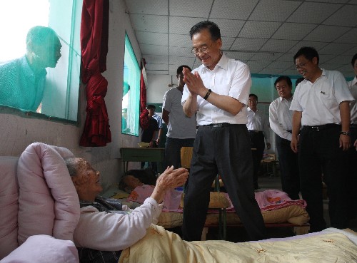 溫家寶:我來給您祝壽 新華社照片,綿陽,2008年6月6日 溫家寶:我來給您祝壽 6月6日,中共中央政治局常委、國務(wù)院總理、國務(wù)院抗震救災(zāi)總指揮部總指揮溫家寶繼續(xù)在綿陽考察唐家山堰塞湖除險(xiǎn)工作,看望部分轉(zhuǎn)移安置群眾和參加唐家山堰塞湖搶險(xiǎn)工作的武警水電部隊(duì)官兵、水利專家,要求按照安全、科學(xué)、快速的原則,采取果斷措施,盡快解除唐家山堰塞湖的威脅。這是溫家寶來到綿陽鶴林山莊安置點(diǎn)看望轉(zhuǎn)移群眾。當(dāng)聽說陳佳珍老人再過八天就是百歲壽辰,他專程前往看望老人時(shí)對(duì)他說:“我來給您祝壽!” 新華社記者劉衛(wèi)兵攝