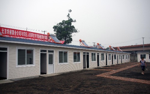 北京市對口支援四川什邡的首個(gè)援建項(xiàng)目揭牌 這是新落成的什邡市社會福利中心一期工程(6月17日攝)。 6月17日,北京市對口支援四川地震災(zāi)區(qū)什邡市的首個(gè)援建項(xiàng)目――什邡市社會福利中心一期工程在什邡市城郊的元石鎮(zhèn)竣工揭牌,這也是什邡市災(zāi)區(qū)援建項(xiàng)目中第一個(gè)落成的永久性建筑。 據(jù)了解,什邡市社會福利中心是一所集孤殘人員養(yǎng)老、社會救助、兒童福利為一體的高標(biāo)準(zhǔn)社會福利救助中心。這項(xiàng)工程自5月28日開始分兩期開工建設(shè),一期工程共有86套,可容納132人入住。 新華社記者 王春雨 攝