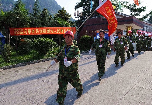 災(zāi)區(qū)的沂蒙老兵志愿者 新華社照片,彭州(四川),2008年7月2日 災(zāi)區(qū)的沂蒙老兵志愿者 7月1日,沂蒙老兵志愿者排隊(duì)前往彭州市小魚洞鎮(zhèn)地震廢墟清理現(xiàn)場(chǎng)。 在四川彭州小魚洞鎮(zhèn)地震災(zāi)區(qū)活躍著8名來自山東臨沂的老兵志愿者。他們分別于5月18日和6月1日兩次自帶煎餅干糧和急救藥品進(jìn)入地震重災(zāi)區(qū),幫助當(dāng)?shù)厝罕娬归_救援和重建工作。 新華社記者 陳鐸 攝