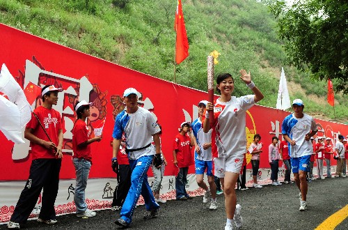 7月2日,火炬手馮妍在進行傳遞。當(dāng)日,北京奧運會圣火在延安傳遞。新華社記者劉力航攝