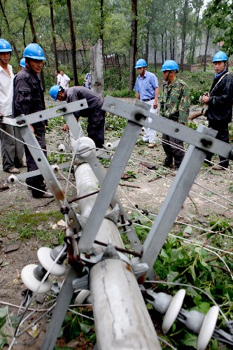 安徽省淮北遭遇龍卷風、雷雨冰雹天氣 新華社照片,淮北(安徽),2008年7月2日 安徽省淮北遭遇龍卷風、雷雨冰雹天氣 7月1日,安徽省淮北供電公司員工在百善鎮(zhèn)搶修被龍卷風摧毀的供電線路。 當日下午,安徽省淮北市四鋪鄉(xiāng)、百善鎮(zhèn)、趙集鎮(zhèn)、古繞鎮(zhèn)等地出現(xiàn)龍卷風、雷雨冰雹天氣,龍卷風中心位置瞬間風力達12級以上。災情發(fā)生后,淮北市政府緊急啟動自然災害救助應急預案,電力、交警、消防等部門的救援人員全力投入救災工作。 新華社發(fā)(王文 攝)