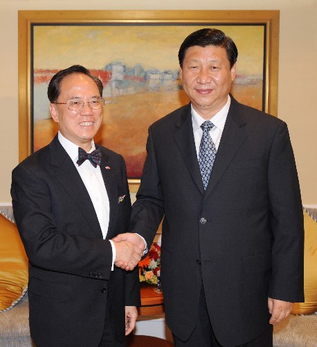 習(xí)近平會(huì)見香港特別行政區(qū)行政長(zhǎng)官曾蔭權(quán) 7月6日,中國(guó)國(guó)家副主席習(xí)近平在香港下榻的酒店會(huì)見香港特別行政區(qū)行政長(zhǎng)官曾蔭權(quán)并聽取奧運(yùn)會(huì)馬術(shù)比賽安保工作的情況匯報(bào)。 新華社記者黃敬文攝