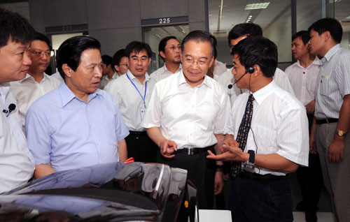 這是7月4日,溫家寶在江蘇無錫工業(yè)設計園考察。 新華社記者 饒愛民 攝