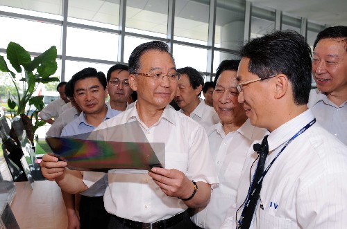 這是7月5日,溫家寶在江蘇龍騰光電科技公司考察。 新華社記者 饒愛民 攝