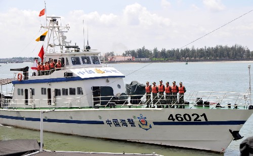 7月6日,北部灣漁政海警聯(lián)合監(jiān)管行動在海南洋浦起航,中國漁政、海警的船艇從洋浦港口出發(fā),開展對北部灣共同漁區(qū)、過渡性安排水域和小型漁船緩沖區(qū)的巡邏執(zhí)法。 新華社記者周慧敏攝