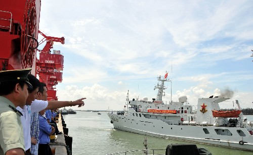 7月6日,北部灣漁政海警聯(lián)合監(jiān)管行動在海南洋浦起航,中國漁政、海警的船艇從洋浦港口出發(fā),開展對北部灣共同漁區(qū)、過渡性安排水域和小型漁船緩沖區(qū)的巡邏執(zhí)法。 新華社記者周慧敏攝