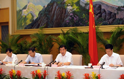 7月8日,國務(wù)院在北京召開第二次全國農(nóng)業(yè)普查工作總結(jié)會(huì)議,研究普查成果的開發(fā)利用和加強(qiáng)農(nóng)村統(tǒng)計(jì)調(diào)查工作。中共中央政治局委員、國務(wù)院副總理、第二次全國農(nóng)業(yè)普查領(lǐng)導(dǎo)小組組長回良玉出席會(huì)議并講話。 新華社記者 饒愛民 攝