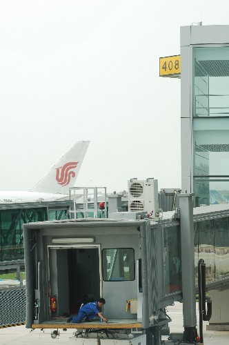 7月9日,工作人員在首都機(jī)場(chǎng)北京奧運(yùn)會(huì)專機(jī)和包機(jī)專用航站樓加緊進(jìn)行設(shè)備調(diào)試工作。