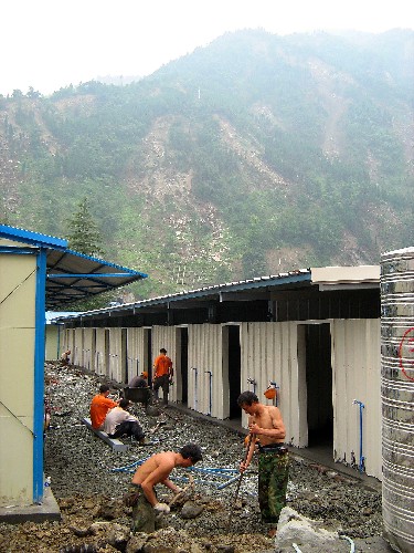 7月12日,幾名建筑工人在四川映秀鎮(zhèn)建造板房