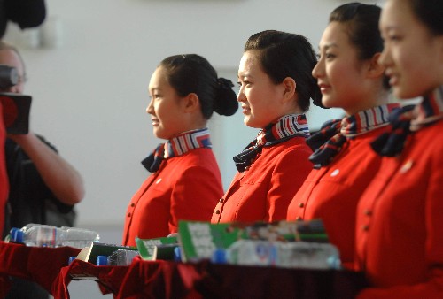 2008年1月9日,北京昌平職業(yè)學(xué)校航空服務(wù)專業(yè)的學(xué)生們?cè)谶M(jìn)行托盤行進(jìn)訓(xùn)練。經(jīng)過嚴(yán)格的訓(xùn)練與考核,將有1423名學(xué)生參加國家體育場等奧運(yùn)場館的服務(wù)工作,部分“好運(yùn)北京”禮儀小姐還將成為北京奧運(yùn)會(huì)頒獎(jiǎng)禮儀志愿者——“奧運(yùn)禮儀小姐”。 新華社發(fā)