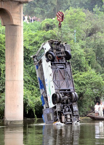 湖北宜昌一客車墜河5人死亡4人失蹤 新華社照片,宜昌(湖北),2008年7月12日 湖北宜昌一客車墜河5人死亡4人失蹤 7月12日,墜入宜昌境內(nèi)長江支流黃柏河中的客車被打撈出水。 當(dāng)天13時40分許,一輛客車墜入湖北宜昌境內(nèi)的長江支流黃柏河中,至發(fā)稿時,已知5人死亡,4人失蹤。這輛旅游客車在行經(jīng)黃柏河大橋上時撞斷欄桿墜落,車上20名乘客中有12人獲救,在被送往醫(yī)院救治后其中1人因搶救無效死亡。事故發(fā)生后,宜昌市迅速啟動應(yīng)急預(yù)案,目前救援工作正在緊張進(jìn)行。 新華社發(fā) (劉保平 攝)