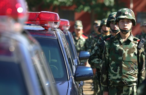 7月12日,奧運(yùn)專用道武裝處突車組出征儀式在北京舉行,39輛嶄新的防彈車正式上路執(zhí)勤,擔(dān)負(fù)奧運(yùn)會(huì)專用道路的巡邏、處理突發(fā)事件、反恐任務(wù)。