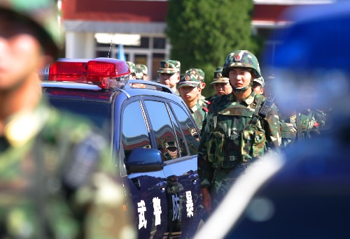 7月12日,奧運(yùn)專用道武裝處突車組出征儀式在北京舉行,39輛嶄新的防彈車正式上路執(zhí)勤,擔(dān)負(fù)奧運(yùn)會(huì)專用道路的巡邏、處理突發(fā)事件、反恐任務(wù)。新華社發(fā)
