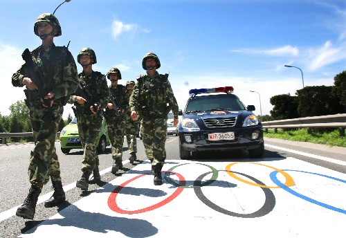 7月12日,奧運(yùn)專用道武裝處突車組出征儀式在北京舉行,39輛嶄新的防彈車正式上路執(zhí)勤,擔(dān)負(fù)奧運(yùn)會(huì)專用道路的巡邏、處理突發(fā)事件、反恐任務(wù)。新華社發(fā)