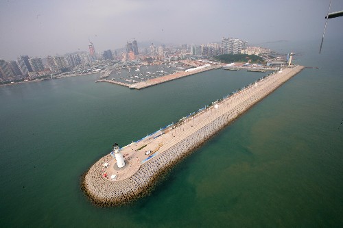 青島奧帆賽海域清理滸苔取得重大成果 7月12日,記者在空中拍攝的整潔一新的青島奧帆賽海域。經(jīng)過青島軍民一個多月的協(xié)力奮戰(zhàn),清理海上和岸邊滸苔60余萬噸,奧帆賽場和周邊100多平方公里海域已基本恢復(fù)到滸苔災(zāi)害之前的正常狀態(tài),完全可以保證各國參賽運動隊賽前訓(xùn)練和奧運會帆船比賽如期進行。 新華社記者查春明攝