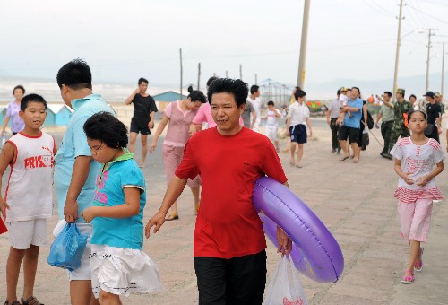 福建吹響迎戰(zhàn)臺風“鳳凰”正面登陸的“集結(jié)號” 新華社照片,福州,2008年7月27日 福建吹響迎戰(zhàn)臺風“鳳凰”正面登陸的“集結(jié)號” 7月27日,福州長樂下沙海濱度假村的游客在有序疏散。當日,福建省吹響了迎戰(zhàn)今年第8號臺風“鳳凰”正面登陸的“集結(jié)號”,海洋漁業(yè)、海事、農(nóng)業(yè)、建設(shè)、國土資源部門以及沿海各市按照各自防臺風職責迅速行動。按照福建省防汛抗旱指揮部要求,27日18時之前,福建所有海上作業(yè)漁船必須就近進港避風,沿海漁排上的老弱婦幼人員必須全部上岸。 新華社記者姜克紅攝