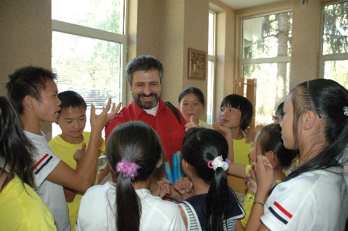 在保療養(yǎng)的中國地震災區(qū)學生療養(yǎng)團抵達克列米科夫齊 新華社照片,索非亞, 2008年8月22日 在保療養(yǎng)的中國地震災區(qū)學生療養(yǎng)團抵達克列米科夫齊 8月21日,在保加利亞索非亞附近的克列米科夫齊,索非亞孔子學院院長艾立山看望在這里療養(yǎng)的中國地震災區(qū)中小學生。當日,重慶地震災區(qū)中小學生療養(yǎng)團來到了在保療養(yǎng)的第三站——克列米科夫齊。 新華社記者謝學敏攝