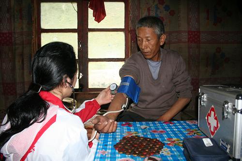 8月31日,來自廣東的醫(yī)生在西藏波密縣松宗鎮(zhèn)一位農(nóng)牧藏民家中義診。