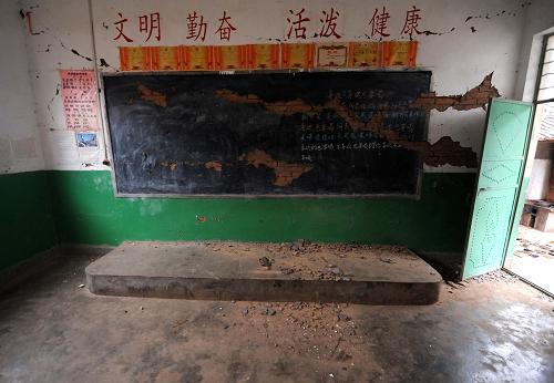 云南楚雄近2萬(wàn)名學(xué)生無(wú)法按時(shí)開學(xué) 云南楚雄彝族自治州元謀縣江邊鄉(xiāng)中心完小學(xué)前班教室在地震中受損嚴(yán)重,教室目前已暫停使用(9月1日攝)。 受四川攀枝花地震影響,云南省楚雄彝族自治州地震災(zāi)區(qū)校舍損毀嚴(yán)重,近2萬(wàn)名學(xué)生不能在9月1日按時(shí)開學(xué)。 新華社記者 鄒崢 攝
