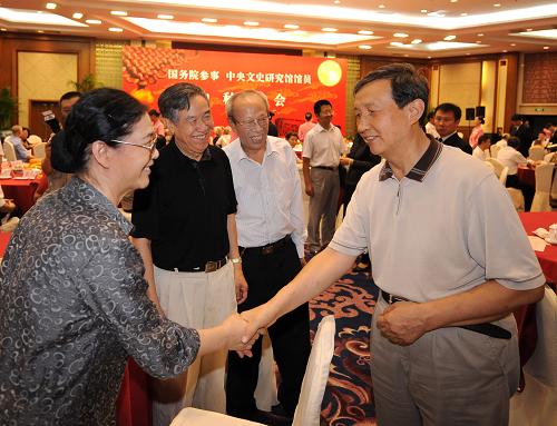 國務(wù)院參事中央文史研究館館員中秋聚會(huì)在京舉行 9月10日,國務(wù)院參事、中央文史研究館館員2008年中秋聚會(huì)在北京舉行。國務(wù)委員兼國務(wù)院秘書長馬凱出席聚會(huì),與80多位參事、館員歡聚一堂,喜迎中秋佳節(jié)。這是馬凱與出席聚會(huì)的參事、館員親切握手。 新華社記者劉建生攝