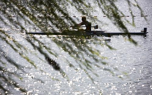 9月10日,準(zhǔn)備參加11日決賽的賽艇運(yùn)動員在進(jìn)行最后的訓(xùn)練。當(dāng)日,北京秋高氣爽,賽艇運(yùn)動員在北京順義奧林匹克水上公園進(jìn)行備戰(zhàn)。 新華社記者 費(fèi)茂華 攝