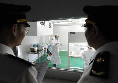 9月22日,河南出入境檢驗(yàn)檢疫局的檢驗(yàn)檢疫人員在河南永達(dá)食業(yè)集團(tuán)對(duì)產(chǎn)品檢驗(yàn)情況進(jìn)行檢查。