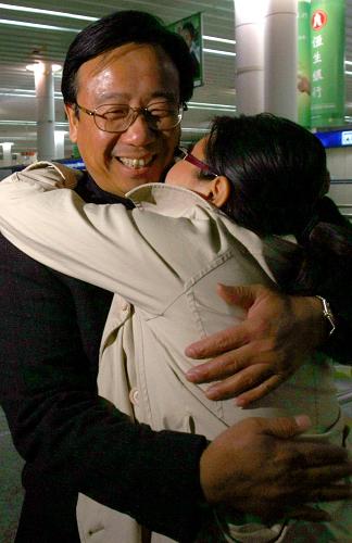 11月30日,旅客周緹(右)和來機(jī)場(chǎng)迎接她的父親熱情擁抱。當(dāng)日2時(shí)15分,中國(guó)東方航空公司的MU548航班接回246名滯留在泰國(guó)的中國(guó)旅客,以及26名滯留的機(jī)組人員,平安抵達(dá)上海。 新華社記者凡軍攝