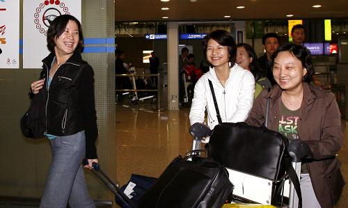 11月30日,旅客們步出上海浦東國(guó)際機(jī)場(chǎng)。當(dāng)日2時(shí)15分,中國(guó)東方航空公司的MU548航班接回246名滯留在泰國(guó)的中國(guó)旅客,以及26名滯留的機(jī)組人員,平安抵達(dá)上海。 新華社記者凡軍攝