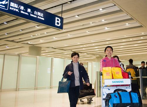 11月30日,從泰國(guó)返回北京的中國(guó)公民劉婷婷(前右)走出機(jī)場(chǎng)。當(dāng)日早上大約5點(diǎn)40分,前往泰國(guó)接滯留在當(dāng)?shù)刂袊?guó)公民的第一架國(guó)航專機(jī)抵達(dá)首都國(guó)際機(jī)場(chǎng)。 新華社記者金良快攝