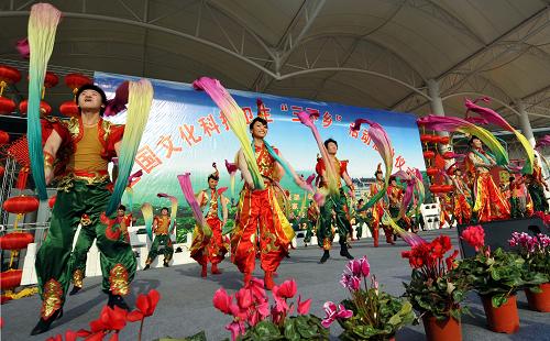 12月25日,演員在全國“三下鄉(xiāng)”活動啟動儀式上表演。