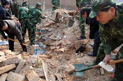 河南濮陽爆炸事故死亡人數(shù)上升為15人 12月27日,救護(hù)人員在事故現(xiàn)場(chǎng)救援。 當(dāng)日1時(shí)12分,河南濮陽市華龍區(qū)孟軻鄉(xiāng)東干城村發(fā)生爆炸事件,經(jīng)公安司法部門初步核查,截至目前已造成15人死亡,9人受傷。 新華社記者 朱祥 攝