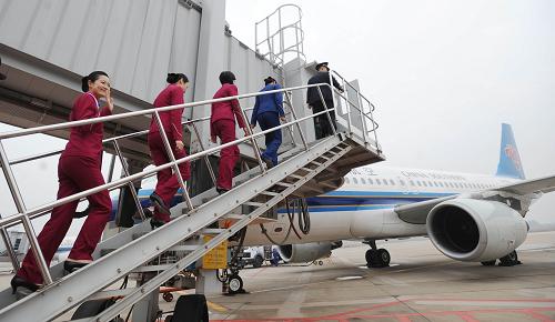 長沙至大阪國際直航開通 12月27日,長沙黃花國際機(jī)場內(nèi),長沙至大阪直航航班的空姐走上飛機(jī)。 當(dāng)日,長沙直飛日本大阪的國際航班正式開通,由南方航空公司承運(yùn)的這趟航班上午9時載著110多位乘客從長沙黃花國際機(jī)場起飛。這次航班機(jī)型為空中客車A320,每周一班,航班號為CZ3081,返程航班號為CZ3082。 新華社記者 李尕 攝