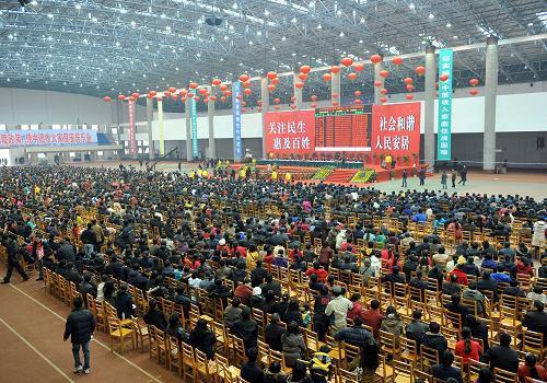 九江:6000余人參加經(jīng)濟(jì)適用房和廉租房實(shí)物配租搖號(hào)儀式 12月27日,九江市6000余人參加經(jīng)濟(jì)適用房和廉租房實(shí)物配租搖號(hào)儀式,3000戶(hù)低收入家庭將在新年喜遷新居。這是目前為止江西省一次性搖出房源最多、受益面最廣的搖號(hào)儀式。 圖為搖號(hào)儀式現(xiàn)場(chǎng)(12月27日攝)。 新華社記者章武攝