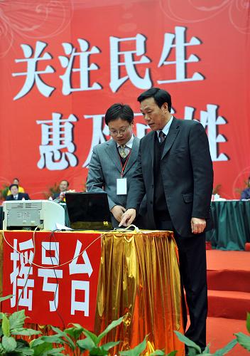 月27日,九江市6000余人參加經(jīng)濟(jì)適用房和廉租房實(shí)物配租搖號(hào)儀式,3000戶(hù)低收入家庭將在新年喜遷新居。這是目前為止江西省一次性搖出房源最多、受益面最廣的搖號(hào)儀式。 圖為搖號(hào)儀式現(xiàn)場(chǎng)(12月27日攝)。 新華社記者章武攝