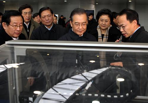 溫家寶考察中關村科技園區(qū) 12月27日,中共中央政治局常委、國務院總理溫家寶來到北京中關村科技園區(qū),看望廣大科技工作者,就園區(qū)的創(chuàng)新發(fā)展問題進行專題調研。這是溫家寶在博奧生物科技有限公司考察時,了解生物高科技產品的研制和開發(fā)情況。 新華社記者劉衛(wèi)兵攝