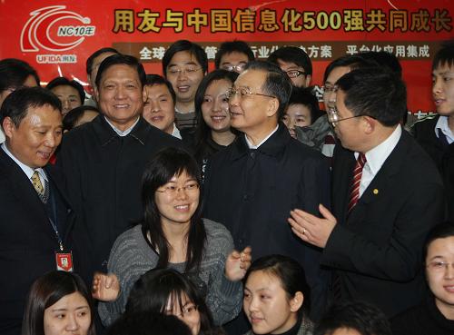 溫家寶考察中關村科技園區(qū) 12月27日,中共中央政治局常委、國務院總理溫家寶來到北京中關村科技園區(qū),看望廣大科技工作者,就園區(qū)的創(chuàng)新發(fā)展問題進行專題調研。這是溫家寶在用友軟件股份有限公司考察時與員工合影,勉勵大家要主動出擊、銳意創(chuàng)新、靈活經營。 新華社記者劉衛(wèi)兵攝