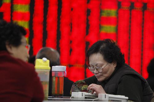 滬深股市新年首個(gè)交易日開(kāi)門(mén)紅 1月5日,股民在上海一家證券營(yíng)業(yè)部關(guān)注股市行情。 當(dāng)日,滬深股市迎來(lái)新年開(kāi)門(mén)紅,1600余只個(gè)股上漲,滬指收于1880.72點(diǎn),漲3.29%;深指收于6634.88點(diǎn),漲2.30%。 新華社記者 裴鑫 攝