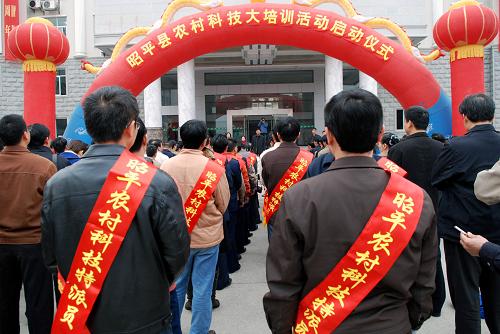 廣西昭平啟動(dòng)農(nóng)村科技大培訓(xùn)活動(dòng) 1月4日,廣西昭平縣舉行農(nóng)村科技大培訓(xùn)活動(dòng)啟動(dòng)儀式。 當(dāng)日,廣西昭平縣啟動(dòng)農(nóng)村科技大培訓(xùn)活動(dòng),45名被選派為“農(nóng)村科技特派員”的干部奔赴全縣12個(gè)鄉(xiāng)鎮(zhèn)45個(gè)村,為農(nóng)民免費(fèi)開(kāi)展一年的科技培訓(xùn)。計(jì)劃通過(guò)面對(duì)面、手把手的技術(shù)指導(dǎo)和培訓(xùn),用一年時(shí)間在全縣建起50個(gè)農(nóng)業(yè)技術(shù)示范戶。 新華社發(fā)(喻湘泉 攝)